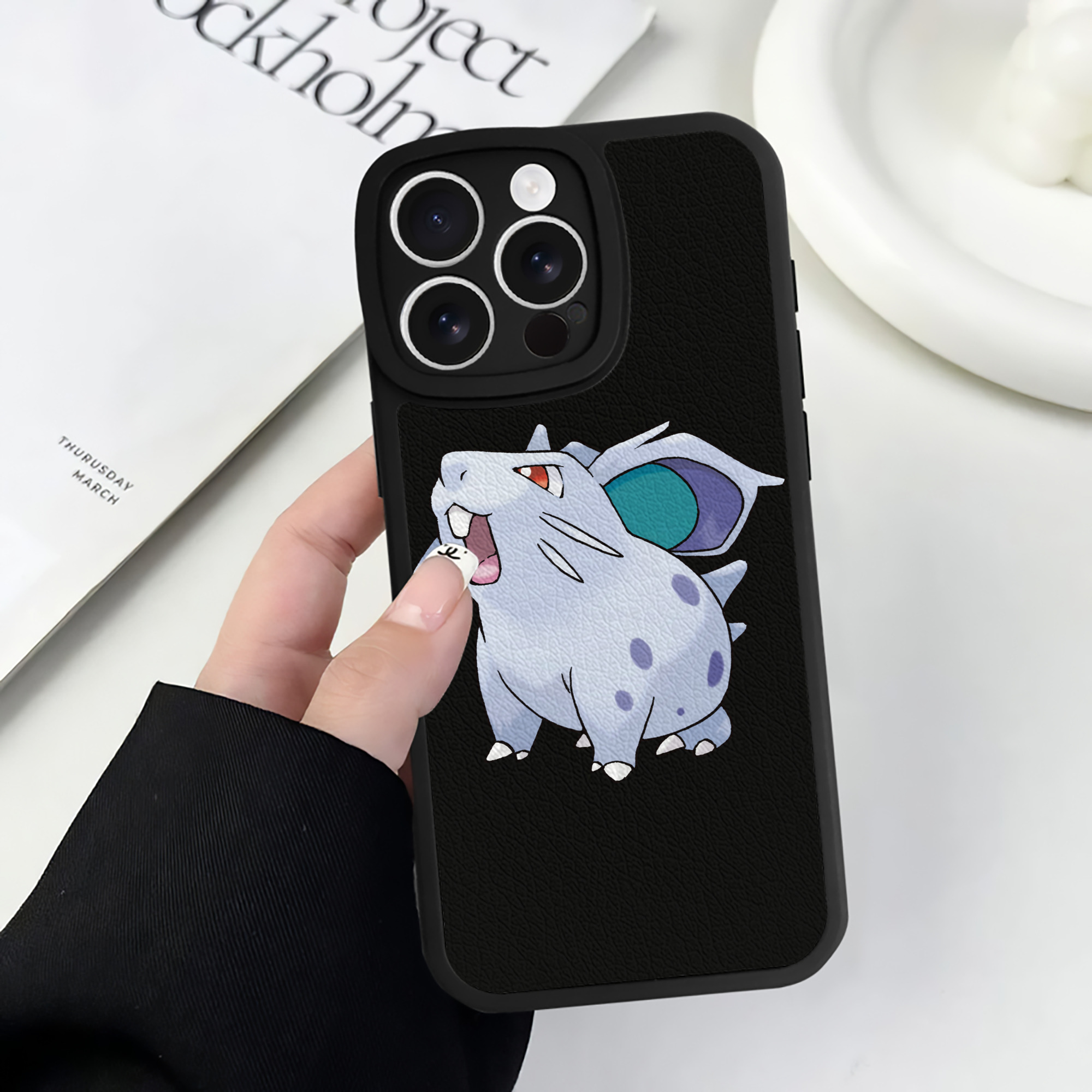（画像用） ポケットモンスター Pokémon 【iPhone 16シリーズ対応】シリコンスマホケース（レザー調） 材質：シリコン
